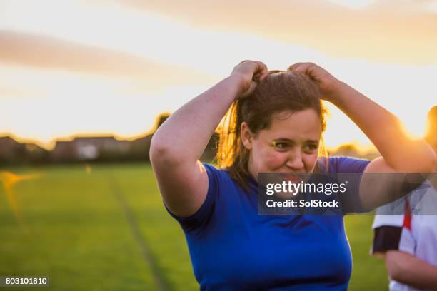 一個十幾歲的女孩橄欖球運動員的肖像 - rugby sport 個照片及圖片檔