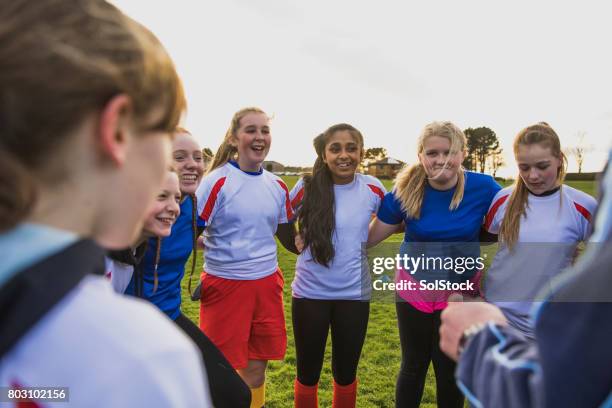 rugby girls team huddle - youth club stock pictures, royalty-free photos & images