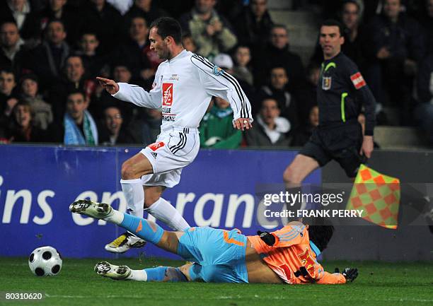 Carquefou's Baptiste Lafleuriel vies with Marseille's Argentinian defender Juan Angel Krupoviesa during the French cup football match Carquefou vs....