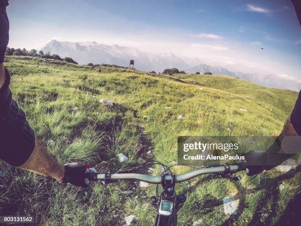 mountainbike fahren in den alpen pov - route moto stock-fotos und bilder