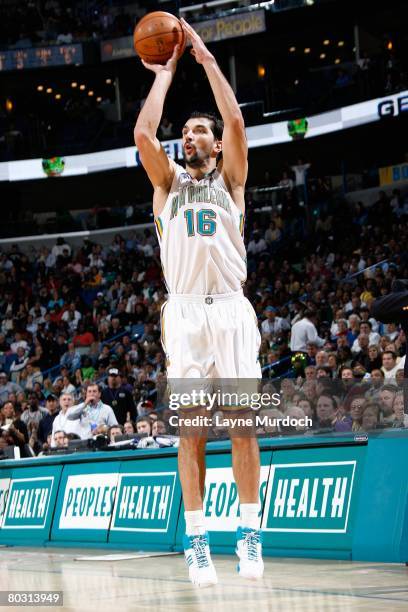 Peja Stojakovic of the New Orleans Hornets shoots during the game against the Golden State Warriors on January 30, 2008 at the New Orleans Arena in...