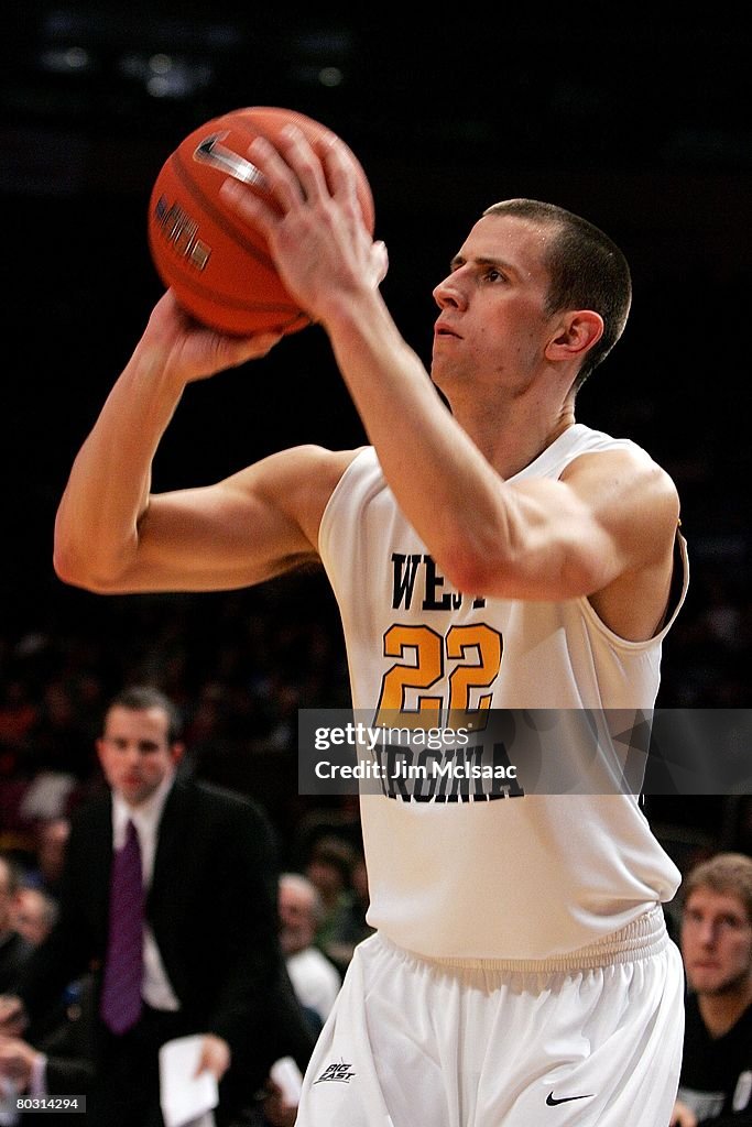 Alex Ruffa Alex Ruoff of the West Virginia Mountaineers shoots against the... News ...