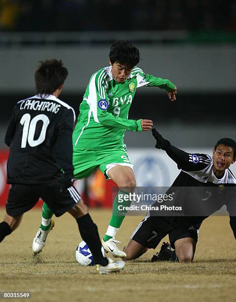 Du Wenhui of Beijing Guoan in action during the AFC Champions League Group F match between Beijing Guoan and Krung Thai Bank at Fengtai Stadium on...