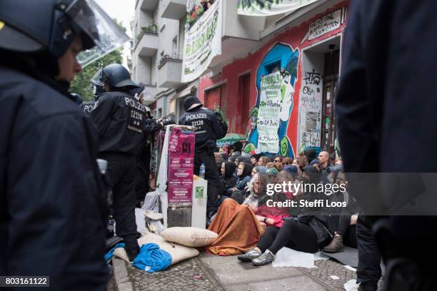 Protesters confront police during an eviction operation at the Friedel 54 shop in the Neukoelln district on June 29, 2017 in Berlin, Germany. The...