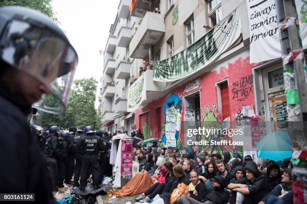 Protesters confront police during an eviction operation at the Friedel 54 shop in the Neukoelln district on June 29, 2017 in Berlin, Germany. The...