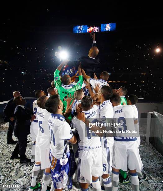 Zinedine Zidane, Cristiano Ronaldo, Pepe, Isco, Modric, Keylor Navas, Isco Alarcon, Sergio Ramos, Casemiro celebrate during the Real Madrid...