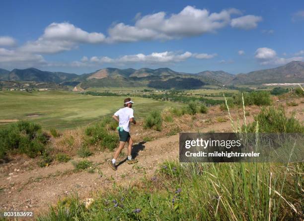 年輕男子越野跑熊克裡克湖公園前面範圍洛磯山脈科羅拉多 - front range mountain range 個照片及圖片檔