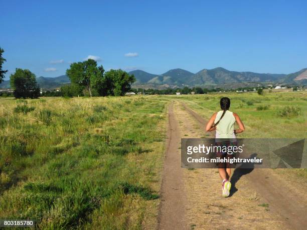 年輕女子越野跑 fehringer 牧場公園莫里森科羅拉多洛磯山脈 - front range mountain range 個照片及圖片檔