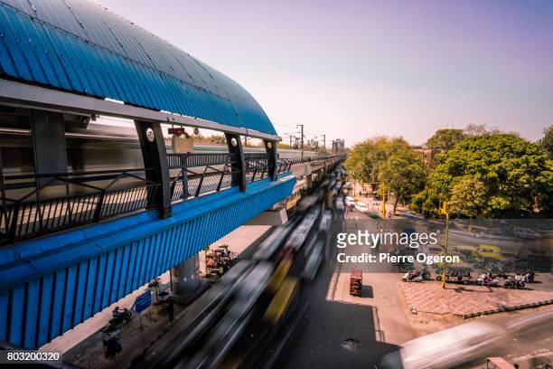new delhi elevated metro station, india - new delhi stock photos et images de collection