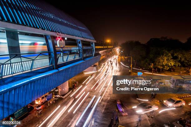 new delhi elevated metro station at night, india - india train stock-fotos und bilder