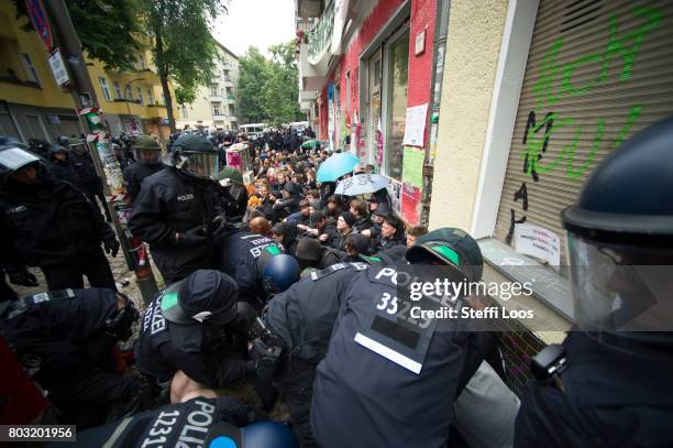 Protesters confront police during an eviction operation at the Friedel 54 shop in Neukoelln district on June 29, 2017 in Berlin, Germany. The shop is...