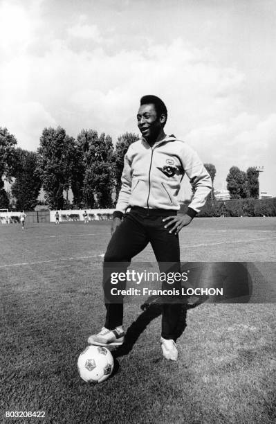 Le joueur de football Pelé s'entraînant le 13 septembre 1976 au bois de Colombes, France.