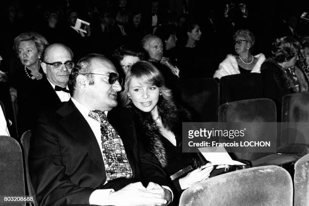 Le réalisateur Henri Verneuil dans une salle de cinéma en France, en 1979.