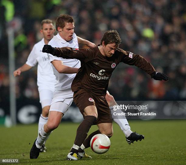 Marvin Braun of St. Pauli challenges Rouwen Hennings of Osnabrueck during the second Bundesliga match between FC St. Pauli and VfL Osnabrueck at the...