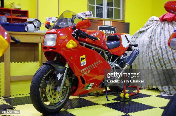 1995 ducati 888 - carbon fibre bike stock pictures, royalty-free photos & images