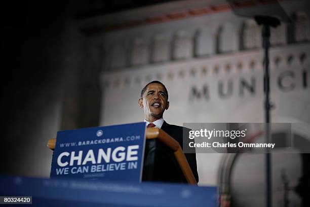 Democratic presidential hopeful Sen. Barack Obama of Illinois and his wife Michelle greet supporters gathered for a post-primary rally March 4, 2008...