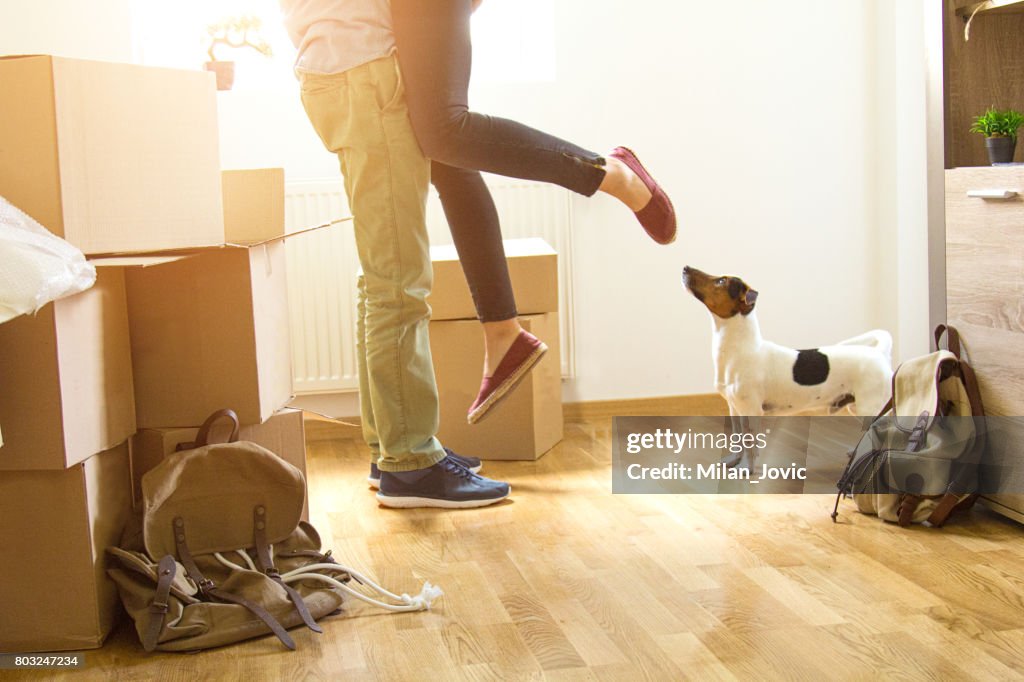 Glücklicher Mann Gewichtheben Frau in neues Haus