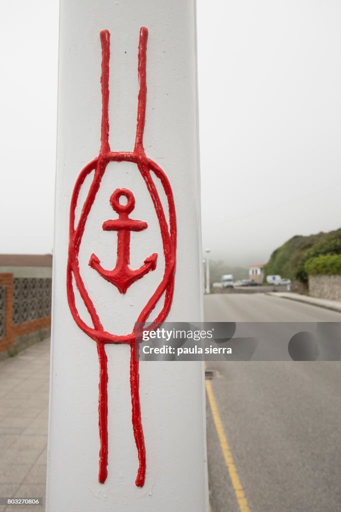 A streetlight is decorated with an anchor and a reef knot