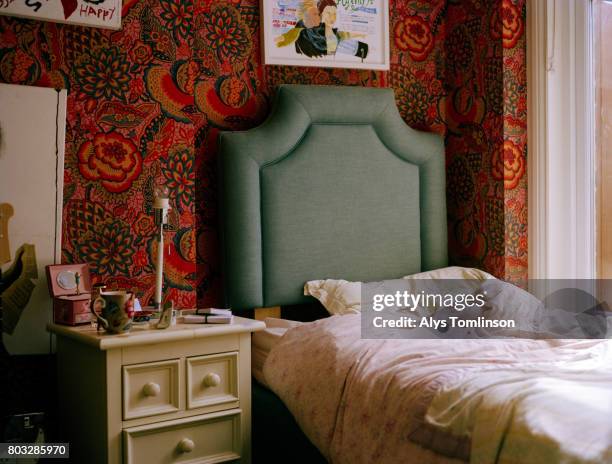 interior shot of teenage girl's bedroom - poster casa foto e immagini stock