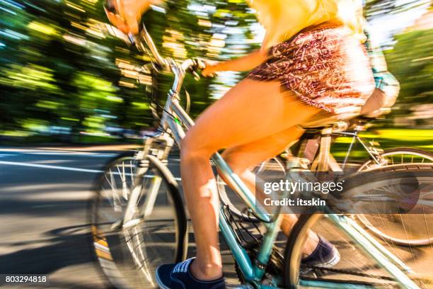 ridning cyklar i central park, new york - low section bildbanksfoton och bilder