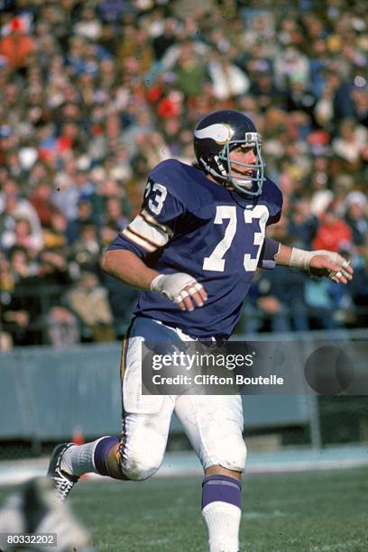 Tackle Ron Yary of the Minnesota Vikings runs upfield against the Detroit Lions at Metropolitan Stadium on October 20, 1974 in Minneapolis,...