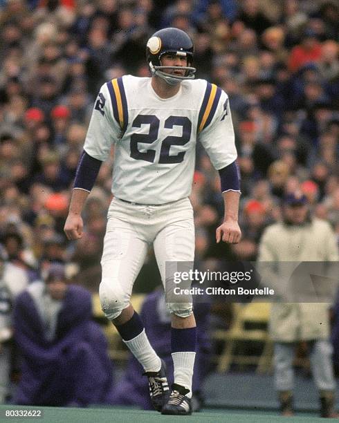 Defensive back Paul Krause of the Minnesota Vikings sets up in the secondary against the Chicago Bears at Soldier Field on December 19, 1971 in...