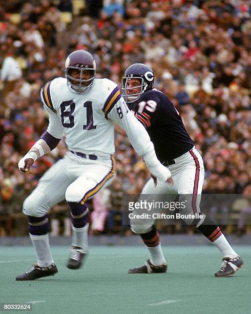 Defensive end Carl Eller of the Minnesota Vikings tries to beat tackle Steve Wright of the Chicago Bears at Soldier Field on December 19, 1971 in...
