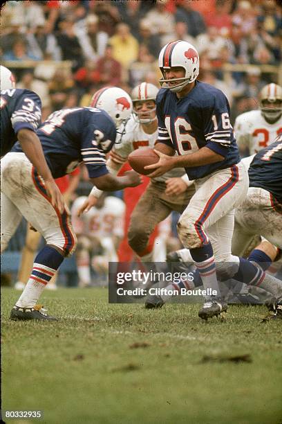 Quarterback Dennis Shaw of the Buffalo Bills turns to handoff against the San Francisco 49ers at War Memorial Stadium on September 24, 1972 in...