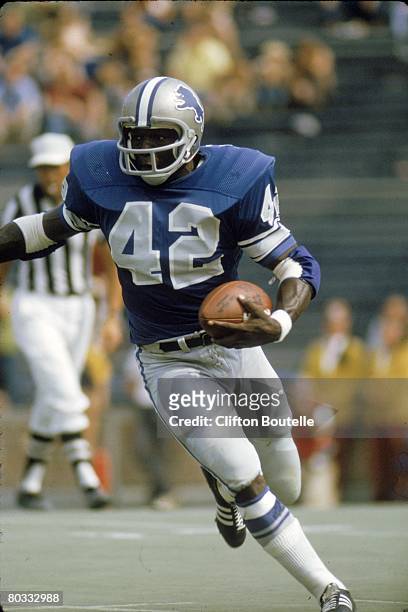 Running back Altie Taylor of the Detroit Lions runs upfield against the Cleveland Browns during a preseason game at Michigan Stadium on August 17,...