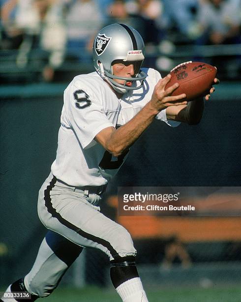 Punter Ray Guy of the Oakland Raiders prepares to kick against the Baltimore Colts at Baltimore Memorial Stadium on September 28, 1975 in Baltimore,...