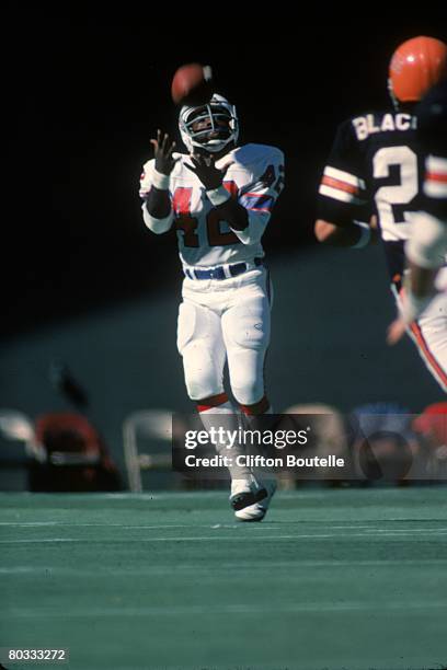 Running back Mack Herron of the New England Patriots catches a punt against the Cincinnati Bengals at Riverfront Stadium on October 12, 1975 in...