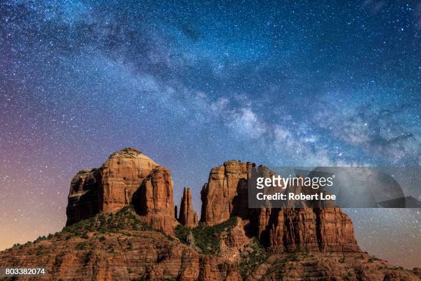 below the milky way at cathedral rock - 亞利桑那州 個照片及圖片檔