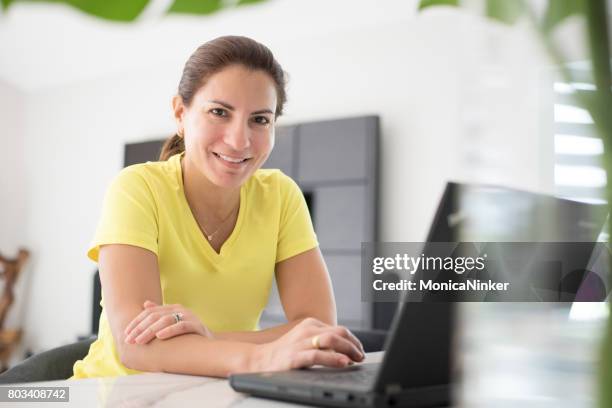 hispanic hausfrau - ehefrau stock-fotos und bilder