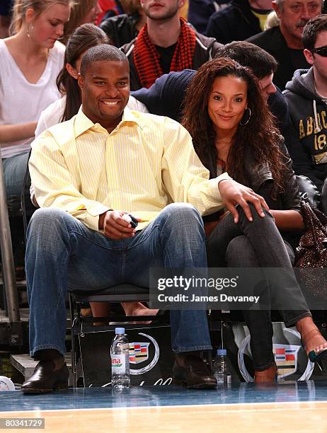 Osi Umenyiora and Selita Ebanks attends Memphis Grizzlies vs NY Knicks game at Madison Square Garden on March 21, 2008 in New York City.