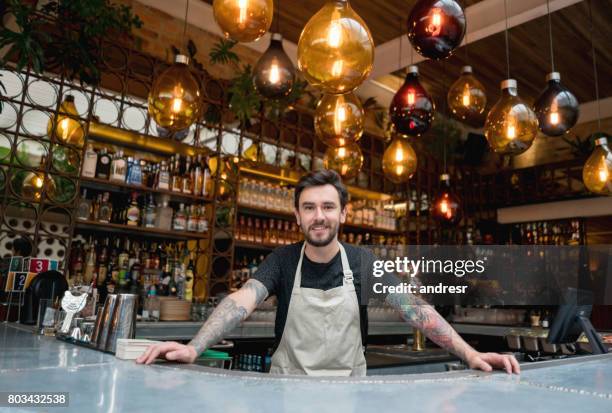 felice imprenditore che lavora in un ristorante - bancone bar foto e immagini stock