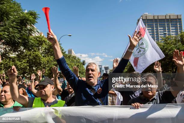 Taxi drivers protesting against Uber and Cabify demanding government to obey law, demanding just one Uber per 30 taxis.