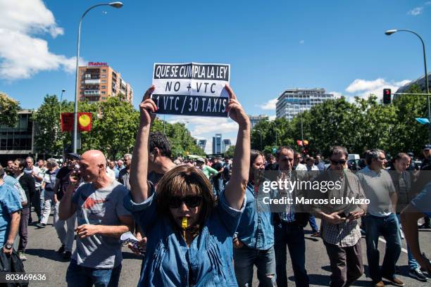 Woman protesting against Uber and Cabify demanding government to obey law, demanding just one Uber per 30 taxis.