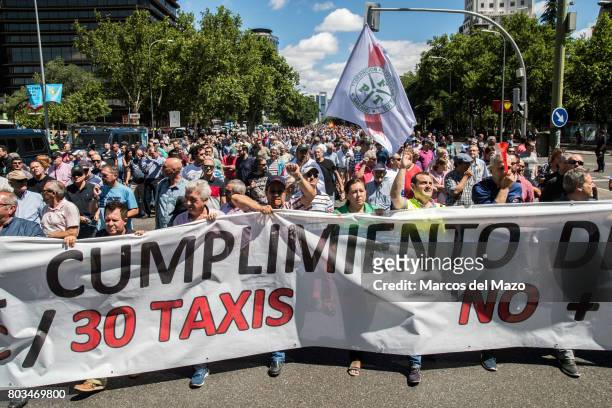Taxi drivers protesting against Uber and Cabify demanding government to obey law, demanding just one Uber per 30 taxis.