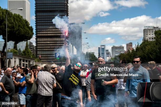 Taxi drivers protesting against Uber and Cabify demanding government to obey law, demanding just one Uber per 30 taxis.