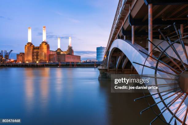 battersea power station from the bridge, london, england - battersea power station foto e immagini stock