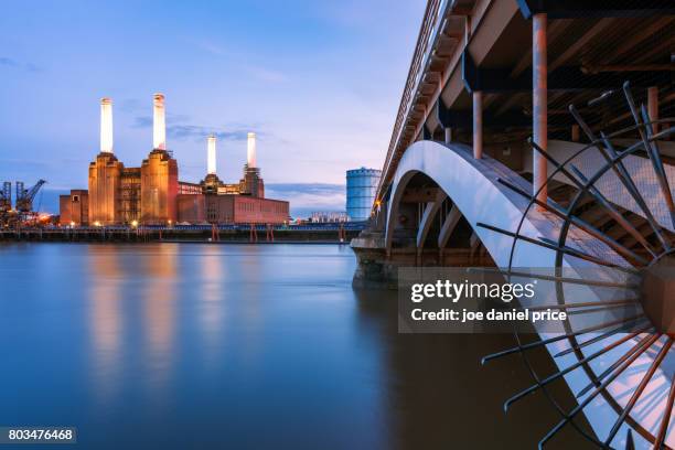 battersea power station from the bridge, london, england - battersea power station stockfoto's en -beelden