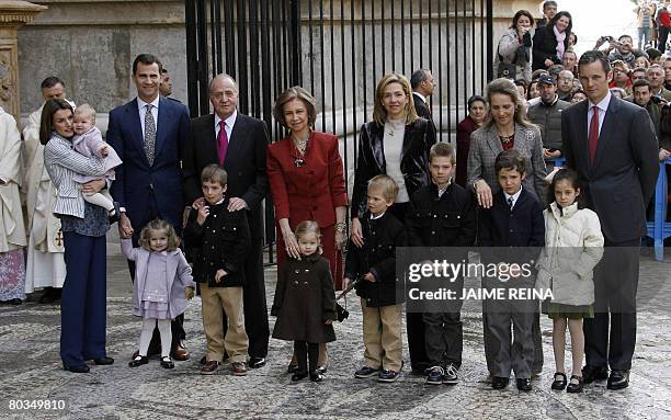 Spain's Princess Letizia with her daugther Sofia, Prince Felipe, King Juan Carlos, Queen Sofia, Infanta Cristina, Infanta Elena, Urdangarin, secibd...