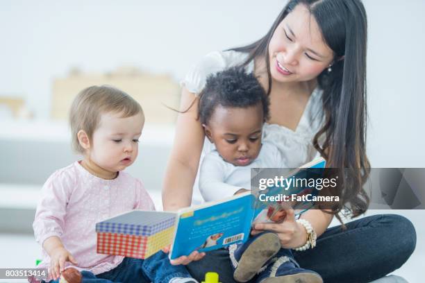 babies reading - baby booties imagens e fotografias de stock