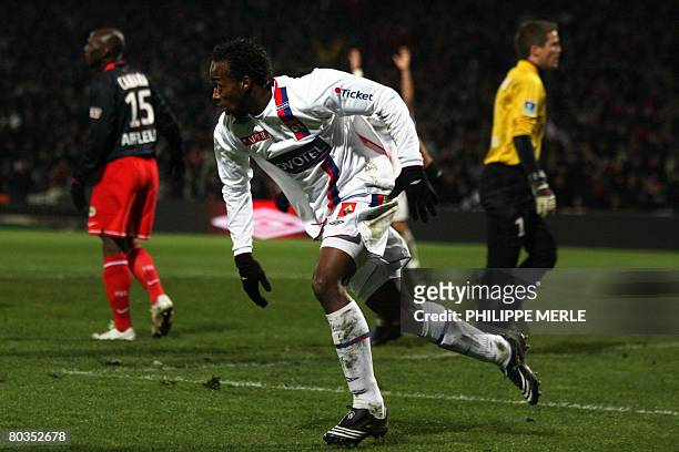 Lyon's French forward Sidney Govou celebrates after scoring a goal during the French L1 football match Lyon vs. PSG on March 23, 2008 at the Gerland...
