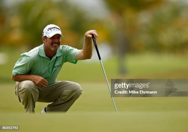 Jerry Kelly lines up a putt on the 11th hole during the final round of the Puerto Rico Open presented by Banco Popular held on March 23, 2008 at Coco...