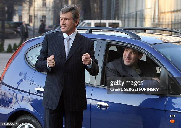 Leonid Stadnik 2.59 meter tall, the world's tallest living man, sits in a Chevrolet Tacuma car as he looks at Ukraine President Viktor Yushchenko in...