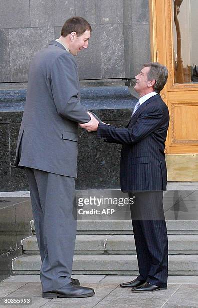 The President of Ukraine Viktor Yushchenko welcomes Leonid Stadnik 2.59 meter tall, the world's tallest living man, in front of the presidential...