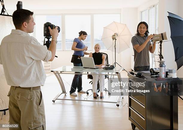 business photo shoot in studio - sesion fotografica fotografías e imágenes de stock