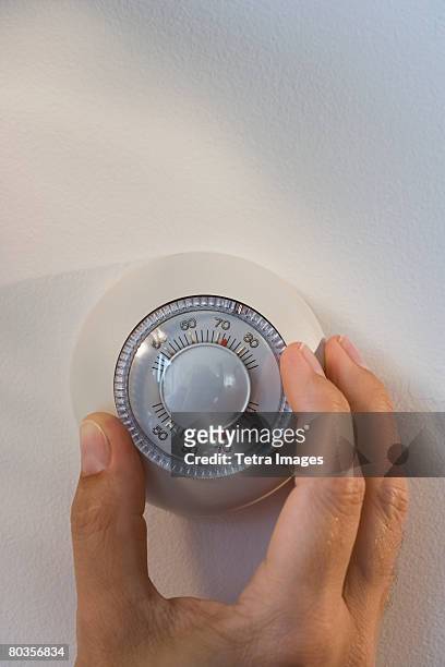 man adjusting thermostat - 目盛板 ストックフォトと画像