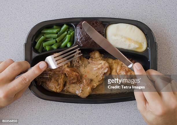 man eating tv dinner - comida congelada - fotografias e filmes do acervo